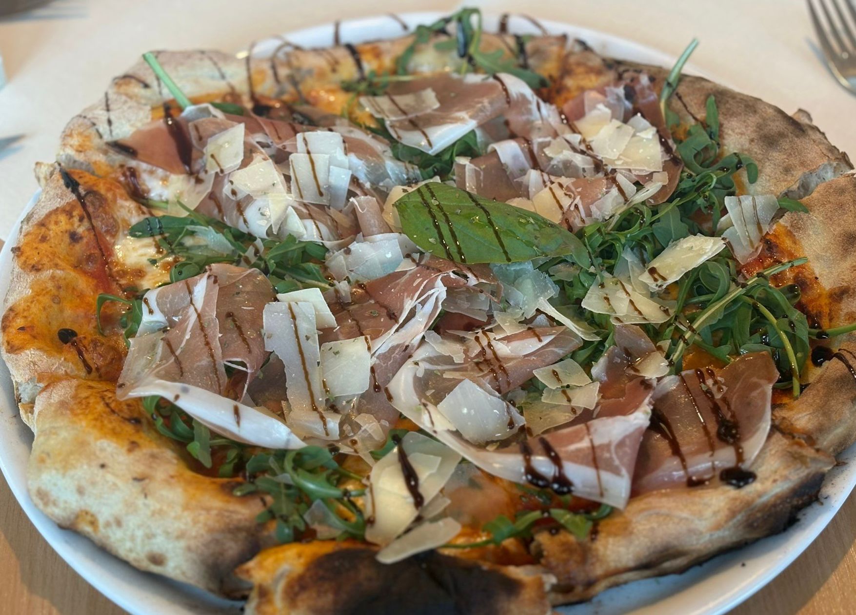 Pizza mit Prosciutto und Rucola